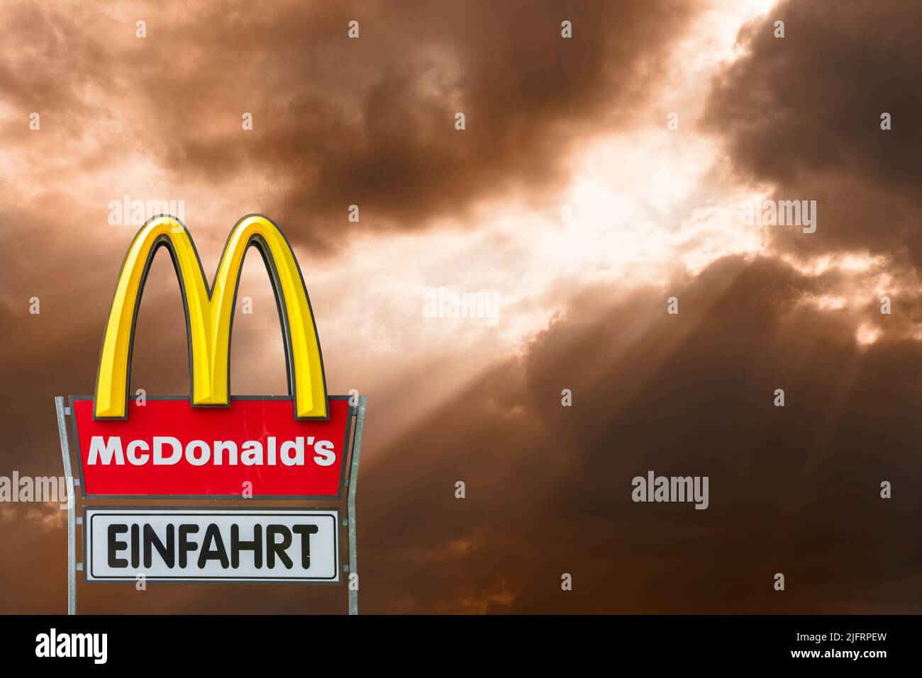 Werbe- und Firmenschild der Firma Mc Donald`s Stockfoto